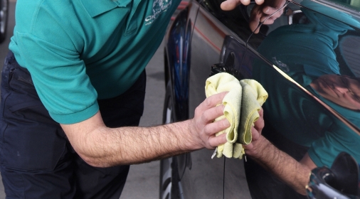 ChipsAway specialist polishing car