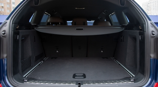 empty roomy open trunk of modern crossover car, copy space, Rear view of a car with an open trunk, close up, soft focus, blurred background