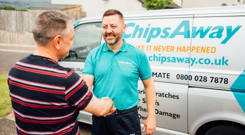 ChipsAway Local Specialist Stephen McMahon shaking hands with customer